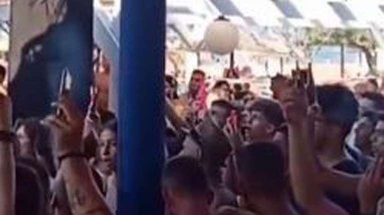 Τρελός συνωστισμός σε beach bar στην Αχαΐα - &quot;Δεν υπάρχει ιός, μόνο πάρτι, μαγκιά και αλκοόλ&quot; [εικόνες - βίντεο]