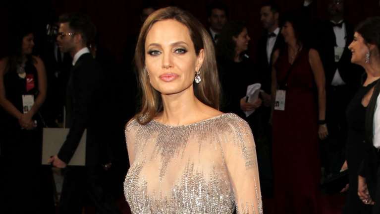 Η Αντζελίνα Τζολί στα Όσκαρ: Το φόρεμα από vintage βιώσιμο μετάξι που σχεδίασε με έμπνευση από το νυφικό της