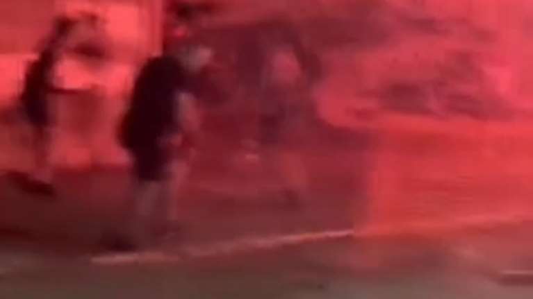 Καματερό: Οπαδοί Παναθηναϊκού και ΑΕΚ έδωσαν ραντεβού και πλακώθηκαν με καδρόνια και φωτοβολίδες [βίντεο]