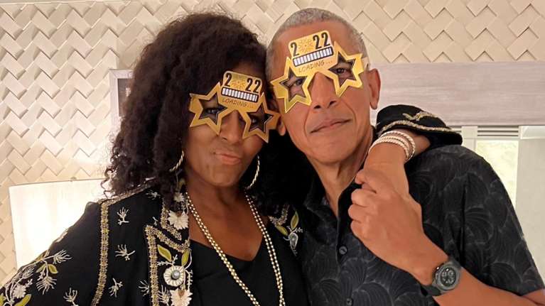 Μισέλ και Μπαράκ Ομπάμα εύχονται για το 2022 με γυαλιά ντίσκο και &quot;ρίχνουν&quot; το twitter