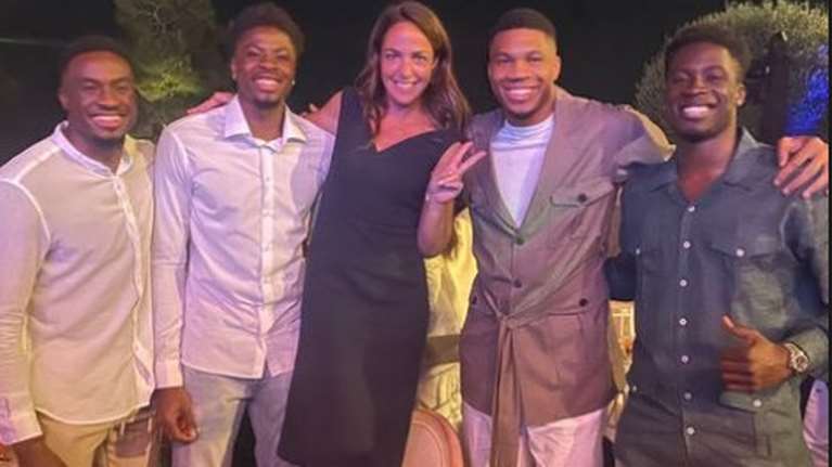 Δόμνα Μιχαηλίδου: Ανέβηκε σε καρέκλα για να φωτογραφηθεί με τα αδέρφια Αντετοκούνμπο [Εικόνα]