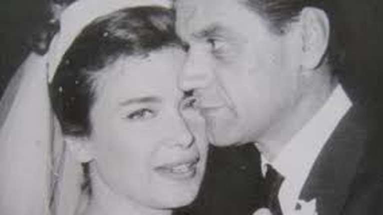 Τζένη Καρέζη: Σπάνιες φωτό από τη δεξίωση του γάμου με τον Χατζηφωτίου - Μία καλλονή, με πέρλες και τσιγάρο στο χέρι