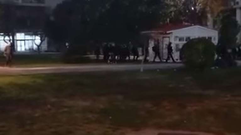 Καθηγητής ΑΠΘ: Ποιοι ήταν οι κουκουλοφόροι που αποχώρησαν μαζί με την αστυνομία από τη Νομική; [βίντεο]