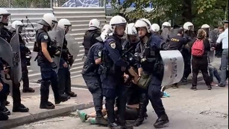 Ενταση στα Εξάρχεια μπροστά από το εργοτάξιο του μετρό για ένα άγαλμα: Δύο συλλήψεις και πέντε προσαγωγές [βίντεο]