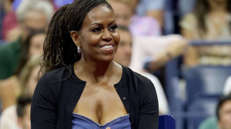 Μισέλ Ομπάμα: Με φανταστικό denim φόρεμα Οscar de la Renta αξίας 2.500 ευρώ στο US Οpen