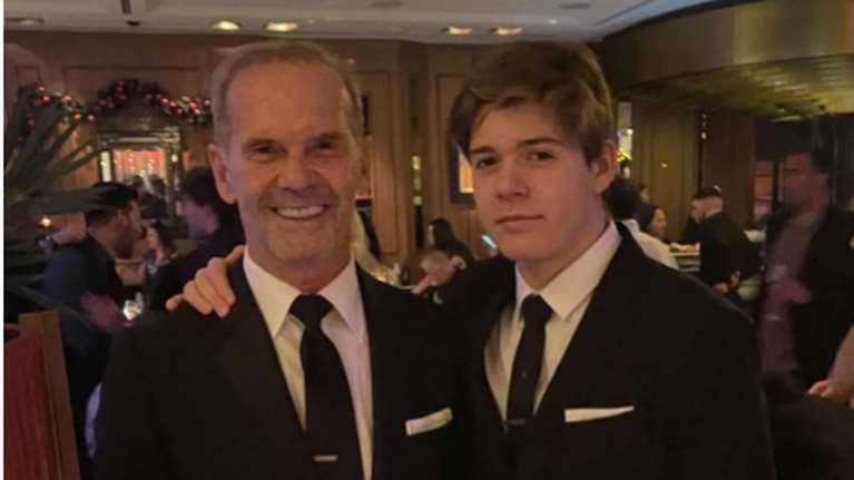 Μάξιμος Κωστόπουλος: Στόλισε το πολύχρωμο χριστουγεννιάτικο δέντρο του πατέρα του