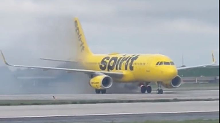 Τρόμος στην Ατλάντα: Τα φρένα του αεροπλάνου έπιασαν φωτιά κατά την προσγείωση [βίντεο]
