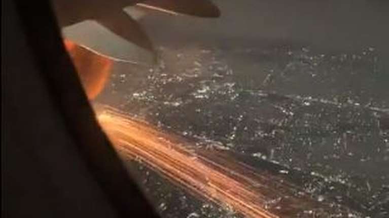 Τρόμος στον αέρα: Κινητήρας αεροπλάνου στο Μεξικό έπιασε φωτιά εν ώρα πτήσης