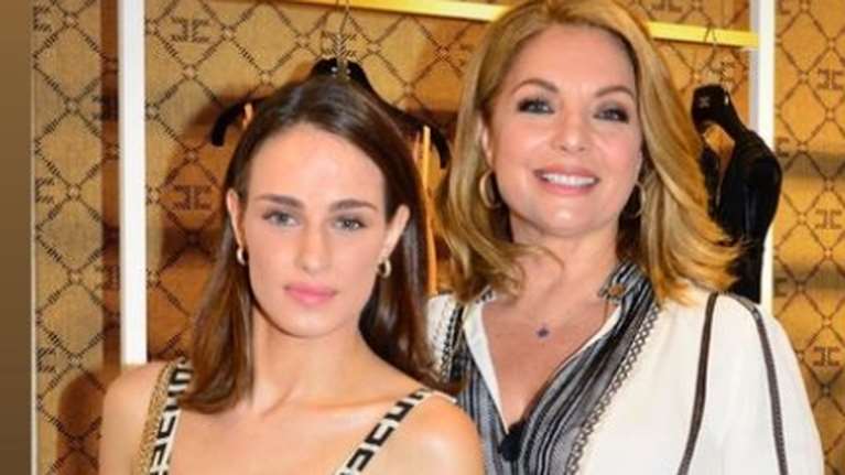 Άντζελα Γκερέκου - Μαρία Βοσκοπούλου: Η επιτομή της κομψότητας στη Μύκονο με ασπρόμαυρα looks