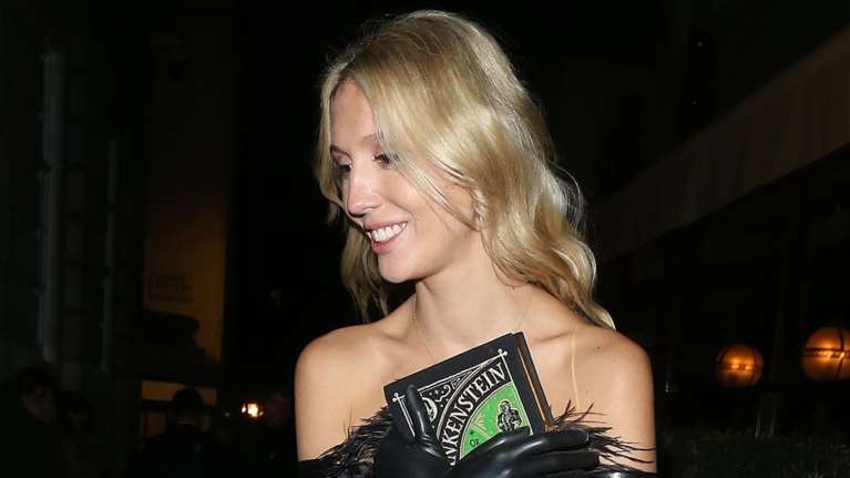 Η Μαρία Ολυμπία με total Ralph Lauren look: Το κρεμ πουλόβερ, η μεταξωτή φούστα και τα ονειρεμένα velvet boots