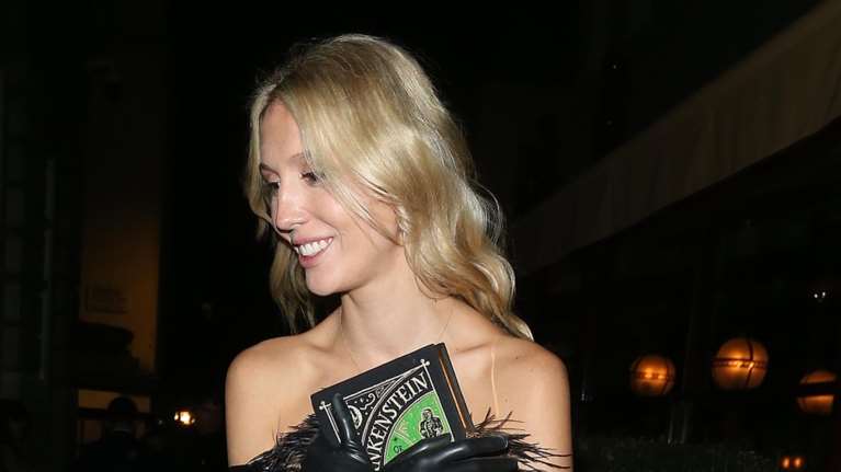 Μαρία Ολυμπία: Η εμφάνιση με πολύ προκλητικό μίνι φόρεμα Valentino με τολμηρά σκισίματα και φιόγκους