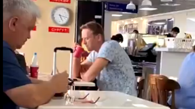 Συγκλονιστικό βίντεο: Μυστήριο με τη &quot;δηλητηρίαση&quot; του επικριτή του Πούτιν Ναβάλνι- Ουρλιάζει από πόνους μέσα στο αεροπλάνο