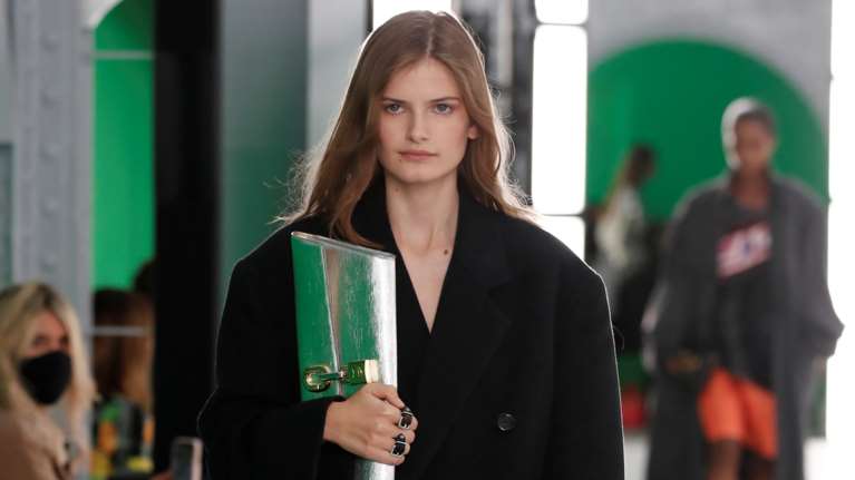 Μαύρο παλτό: Η πιο διαχρονική αγορά για την γκαρνταρόμπα σου