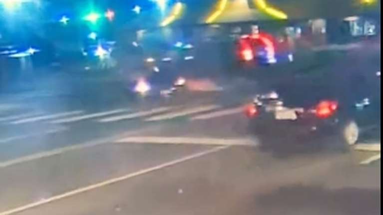 ΗΠΑ: Η στιγμή που το SUV περνάει με κόκκινο και εμβολίζει άλλο αυτοκίνητο - Σκοτώθηκαν πέντε κοπέλες [βίντεο]