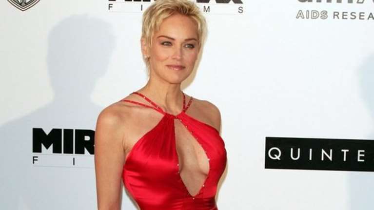 Η Σάρον Στόουν κατηγορεί χειρουργό ότι της έκανε πλαστική στήθους παρά τη θέλησή της