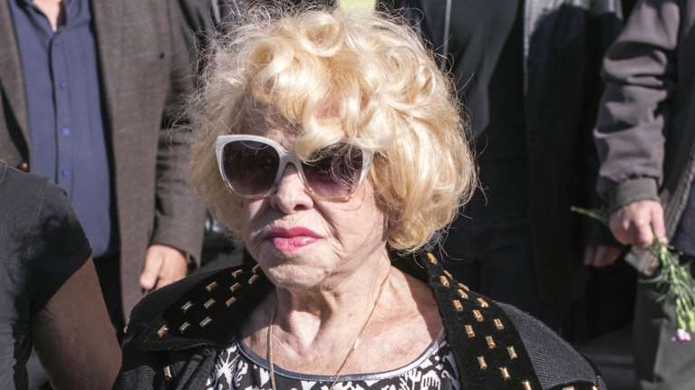 Έτοιμος να προσβάλλει τη διαθήκη της Καίτης Γκρέυ ο γιος της - Ζητάει να σφραγιστεί το σπίτι της τραγουδίστριας