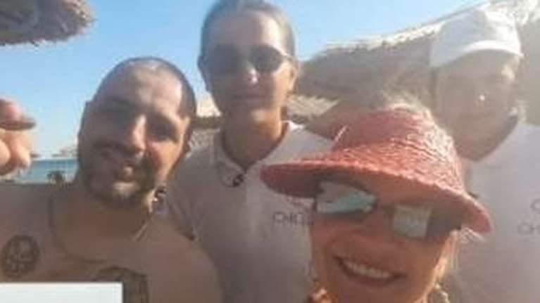 Ο ΛΕΞ κάνει διακοπές στη Λήμνο: Σπάνιες πόζες και βουτιές σε γνωστή παραλία του νησιού [εικόνα]