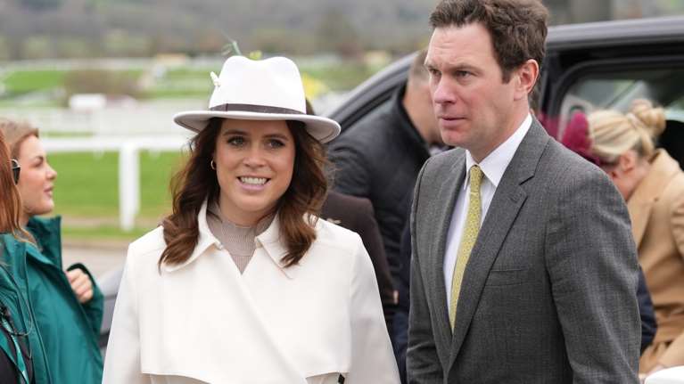 Λαμπερη στα λευκά: Η πριγκίπισσα Ευγενία φόρεσε το λευκό παλτό της με πλεκτό ριμπ φόρεμα και καουμπόικο καπέλο