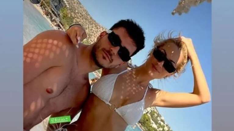 Ελένη Βουλγαράκη – Φώτης Ιωαννίδης: Αγκαλιά στην παραλία παρέα με φίλους