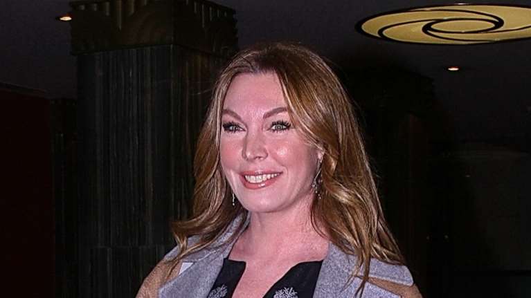 Η Τατιάνα Στεφανίδου στα χρώματα του φθινοπώρου: Η statement δερμάτινη φούστα με τα κουμπιά και το πλισέ και η Hermes τσάντα