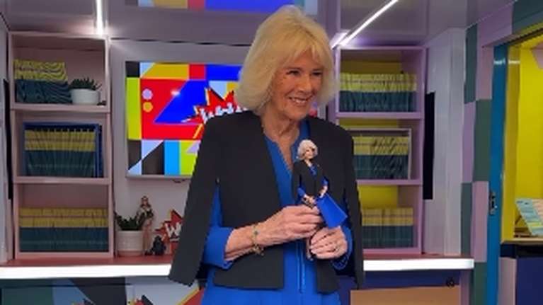 H βασίλισσα Καμίλα έγινε Barbie: "Φαίνομαι 50 χρόνια νεότερη" είπε γελώντας μόλις είδε την κούκλα [εικόνες-βίντεο]