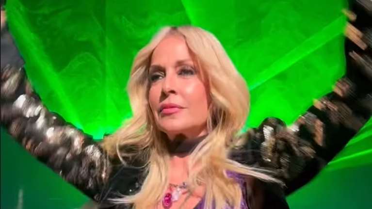 Άννα Βίσση: Γυμναστική στο καμαρίνι λίγο πριν βγει στη σκηνή [βίντεο]