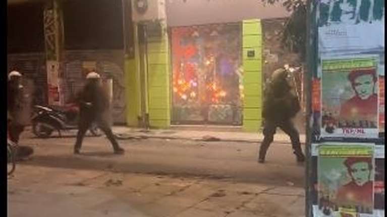 Νύχτα έντασης στα Εξάρχεια: Επεισόδια μετά από καταγγελία για ξυλοδαρμό ανήλικης από αστυνομικούς στο Ν. Ηράκλειο