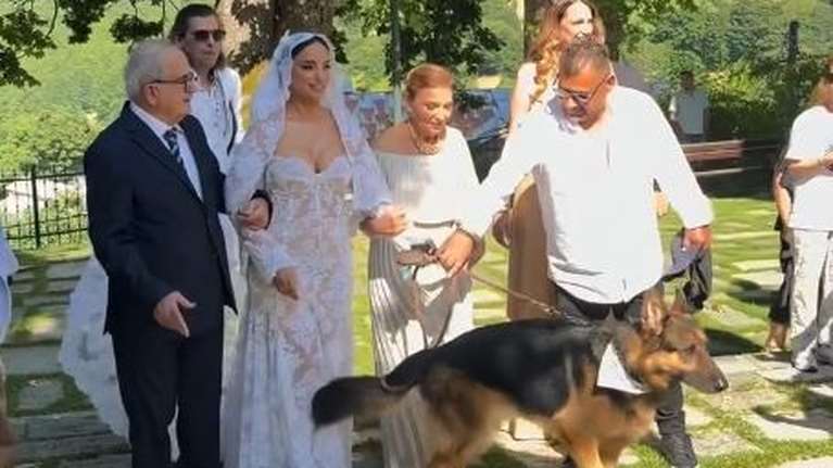 Τζώνη Καλημέρης: Η συγκινητική άφιξη της νύφης στον γάμο - Αγκαζέ με την οικογένεια και τον σκύλο τους [Εικόνες]