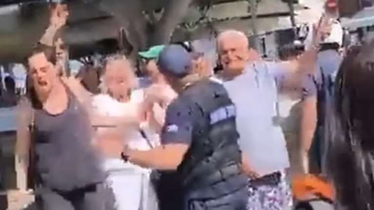 Κρήτη: Εκαναν διαδήλωση κατά των Ισραηλινών τουριστών που κατέβηκαν από κρουαζερόπλοιο - Τους απάντησαν με χειρονομίες