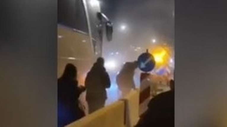 Πανικός σε σχολική εκδρομή στη Θεσσαλονίκη: Το λεωφορείο άρχισε να βγάζει καπνούς, έτρεχαν οι μαθητές [βίντεο]