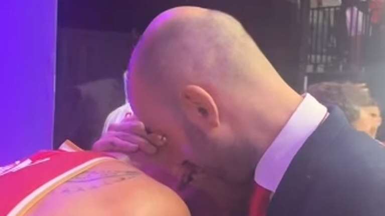 Ξέσπασε σε κλάματα ο Εβάν Φουρνιέ- Τον αγκάλιασε ο Βασίλης Σπανούλης [εικόνες-βίντεο]