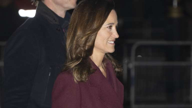 Η Πίπα Μίντλετον με κιπούρ δαντέλα στο κόκκινο χαλί: Το ρομαντικό φόρεμα και τα αξεσουάρ που δεν θα επέλεγε η Κέιτ