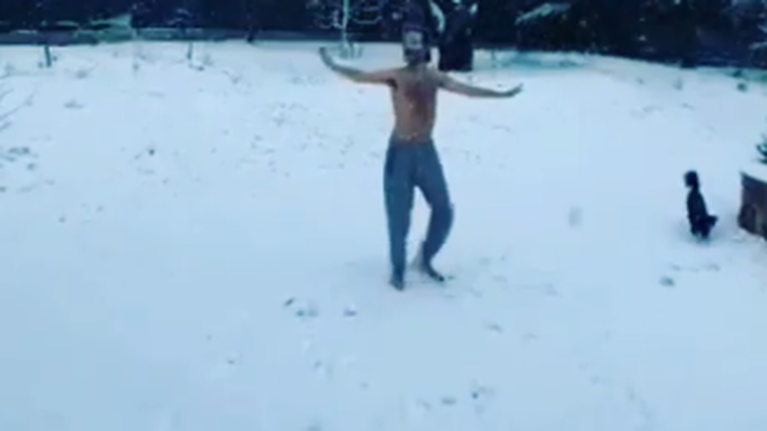 Θανάσης Ευθυμιάδης: Χορεύει ημίγυμνος στα χιόνια - &quot;Μη φοβάσαι το κρύο&quot; [βίντεο]