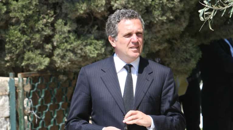 Χρήστος Ζαμπούνης: To savoir vivre της πανδημίας - Οι γροθιές, οι αγκώνες και τα φιλιά στον ...αέρα