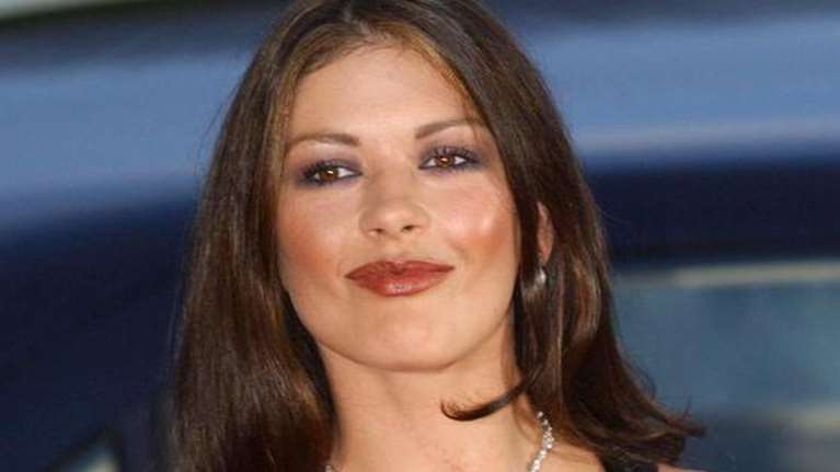 Κάθριν Ζέτα Τζόουνς: Ετσι γυμνάζεται με το μαγιό της - Το βίντεο από το υπερπολυτελές σπίτι της