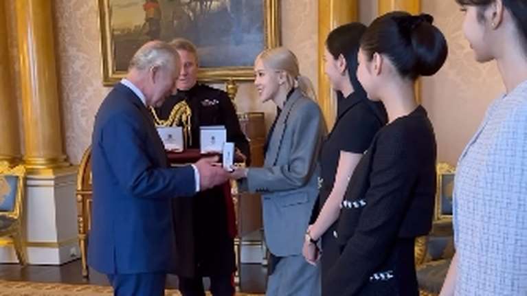 Ο βασιλιάς Κάρολος βράβευσε το γυναικείο συγκρότημα της K-pop Blackpink [βίντεο]