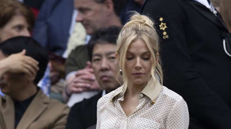 Σιένα Μίλερ: Στο Wimbledon με το πιο κομψό πουά deux pieces Prada και απίθανο hairlook