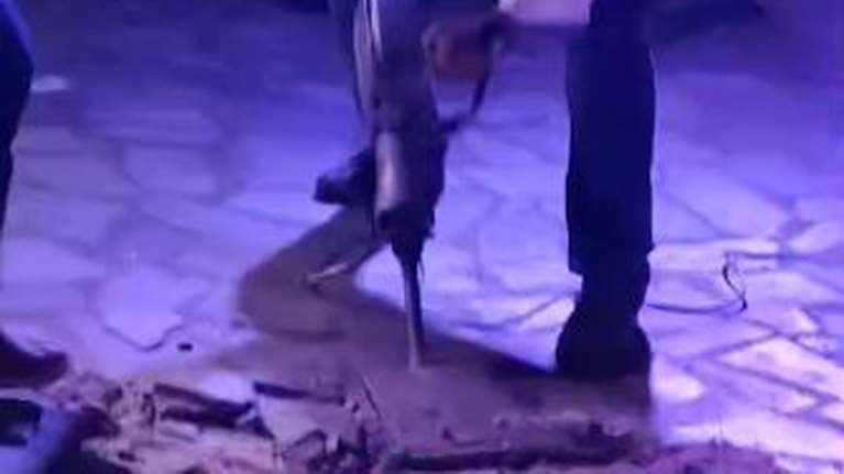 Κρήτη: &quot;Ηλία ρίχ&#39; το&quot; σε γλέντι γάμου - Έσπασαν με κομπρεσέρ τα πλακάκια [Βίντεο]