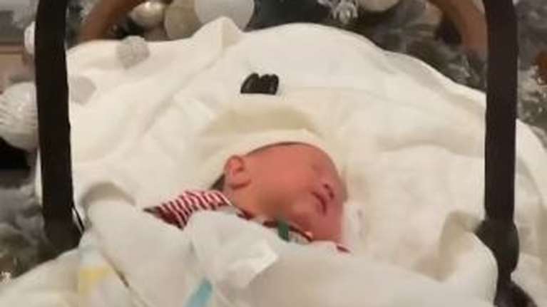 Επικό: Viral στο TikTok - Νεογέννητο "συστήνεται" στους συγγενείς με... Lion King [Βίντεο