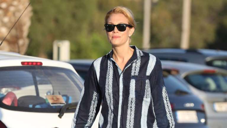 Βίκυ Καγιά: Αγνώριστη - Με street look και παρέα τον &quot;άντρα της ζωής της&quot; βγήκε βόλτα στη Γλυφάδα [Εικόνες]