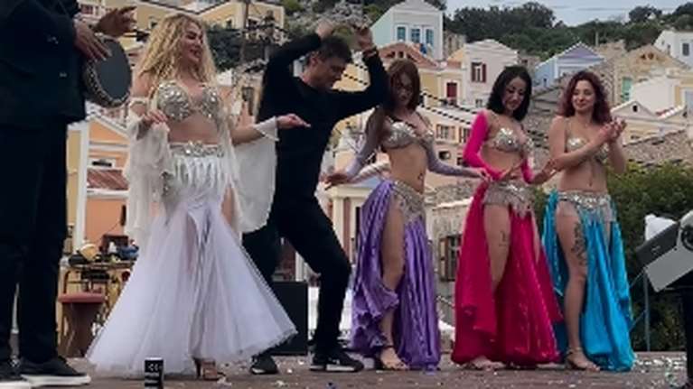 Σύμη: Ο δήμαρχος χόρεψε τον χορό της κοιλιάς στο καρναβάλι του νησιού - Τον χειροκροτούσαν οι χορεύτριες [βίντεο]