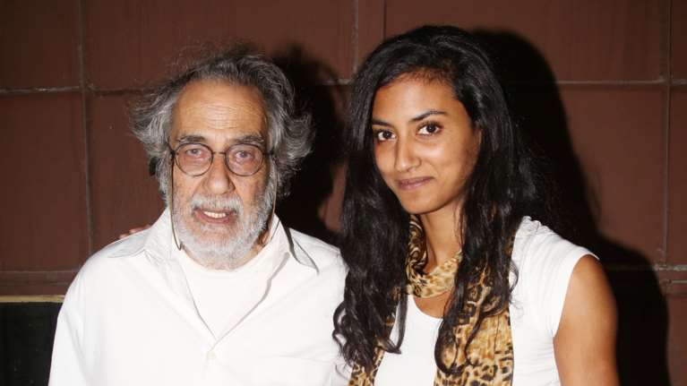 Ορόρα Μαριόν Αρζόγλου: Η πανέμορφη κόρη του Κώστα Αρζόγλου σε θεατρική πρεμιέρα