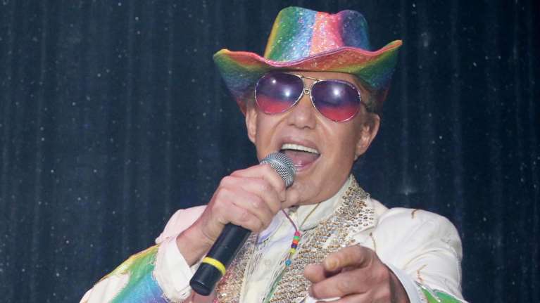 Γιάννης Φλωρινιώτης: &quot;Πειράζει που είμαι μεγάλη φίρμα;&quot; - Οι χρυσοί δίσκοι και οι επιτυχίες του εκκεντρικού τραγουδιστή [βίντεο]