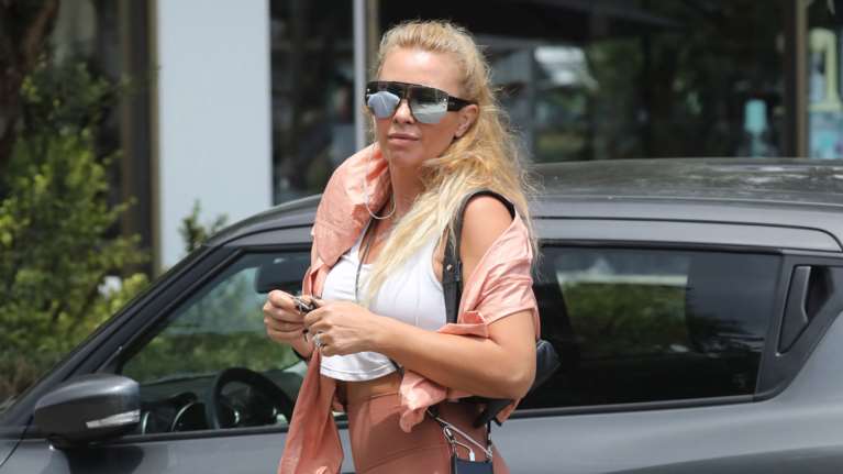 Γωγώ Μαστροκώστα: Με πρωινό αθλητικό λουκ στη Γλυφάδα - Το απίθανο κορμί της στα 50 της χρόνια [Εικόνα]