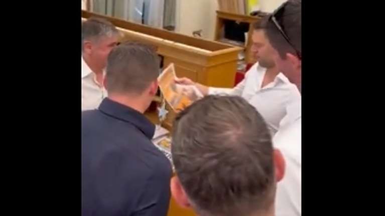 Στη Βουλή ο Κασσελάκης με υψηλόβαθμα στελέχη της Meta - Διάβασε και την &quot;Αυγή&quot; [βίντεο]