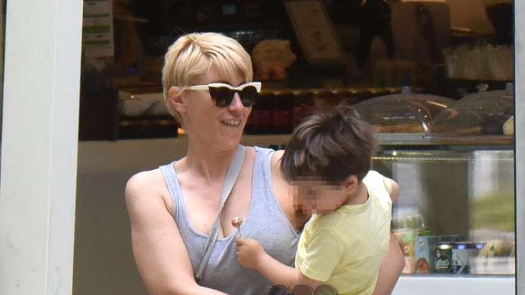 Σία Κοσιώνη: Στο μουσείο της Ακρόπολης μαζί με τον γιο της [Εικόνα]