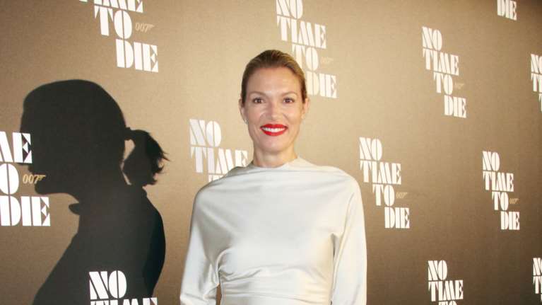 Βίκυ Καγιά: Λαμπερή εμφάνιση με λευκή μάξι τουαλέτα - Τέλεια πρόταση για το ρεβεγιόν [εικόνες]