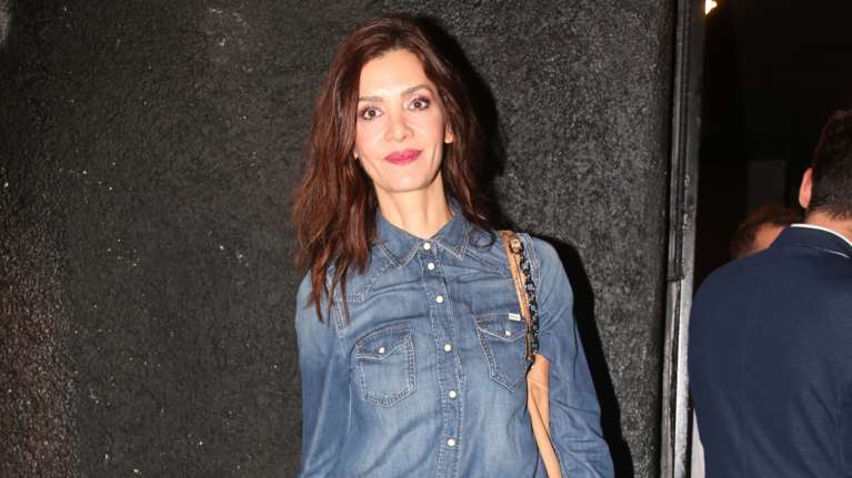 Κατερίνα Λέχου: Τα καλλίγραμμα πόδια της &quot;έριξαν&quot; το instagram - Πόζαρε ξαπλωμένη στον καναπέ