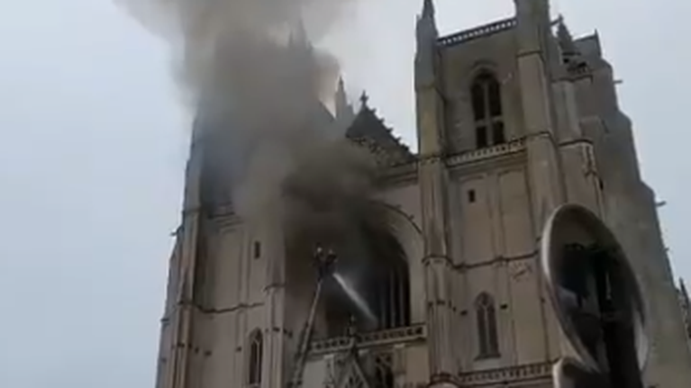Φωτιά στη Γαλλία: Σώθηκε στο παρά πέντε ο καθεδρικός της Νάντης - Καταστράφηκε πλήρως το εκκλησιαστικό όργανο [Εικόνες-Βίντεο]