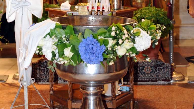 Βάφτιση στην Κάτω Αχαΐα πήγε να "τιναχθεί στον αέρα" γιατί τσακώθηκαν οι παππούδες για το όνομα